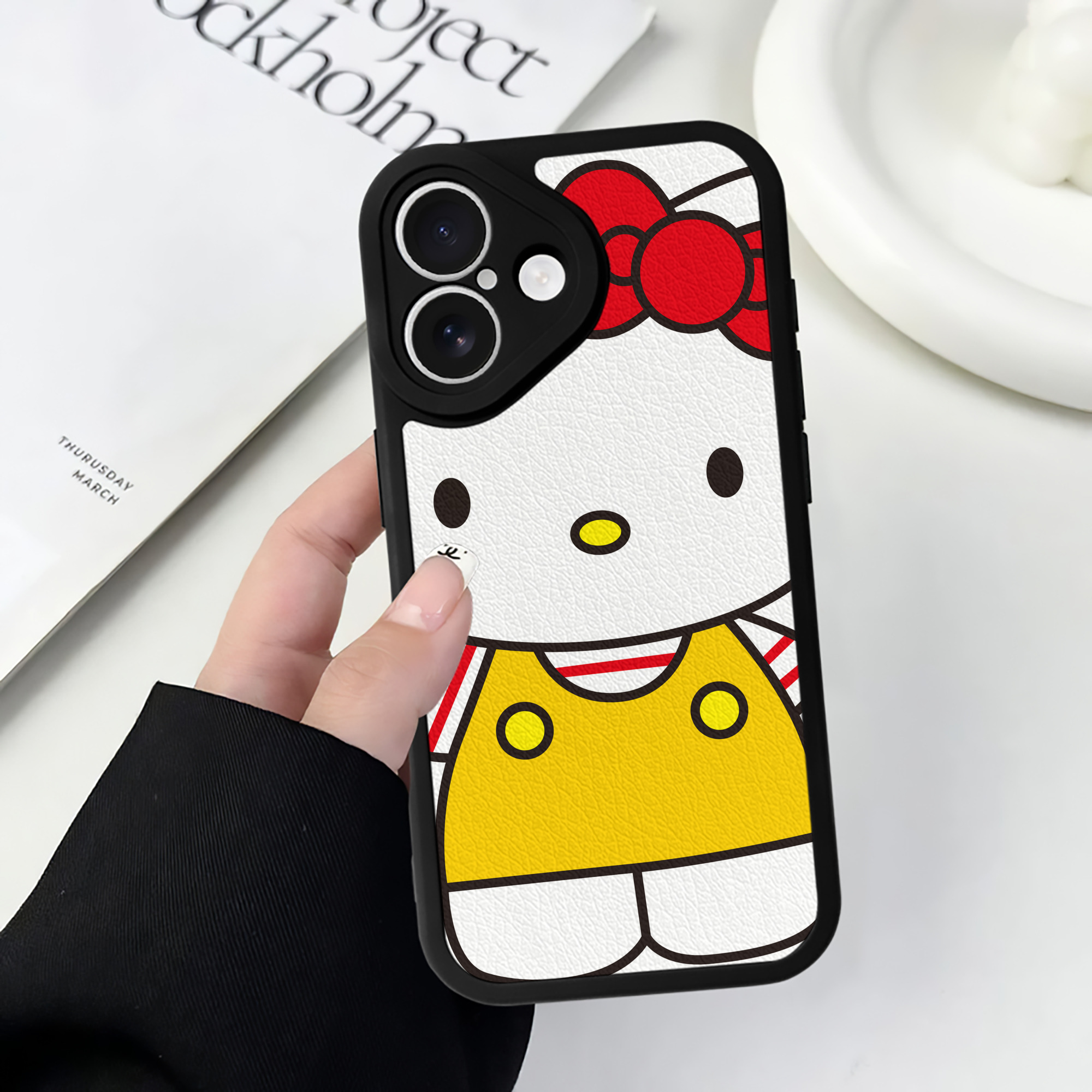 （画像用） Hello Kitty ハローキティ 【iPhone 16シリーズ対応】シリコンスマホケース（レザー調） 材質：シリコン